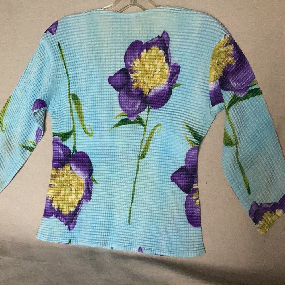 Kisca by Komarov blouse, bold floral design in vibrant colors - Picture 3 of 4